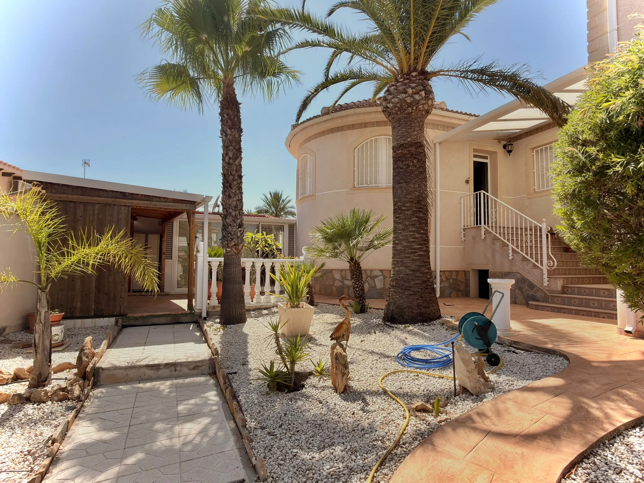 VILLA CON PISCINA PRIVADA Y CASA DE INVITADOS EN CIUDAD QUESADA