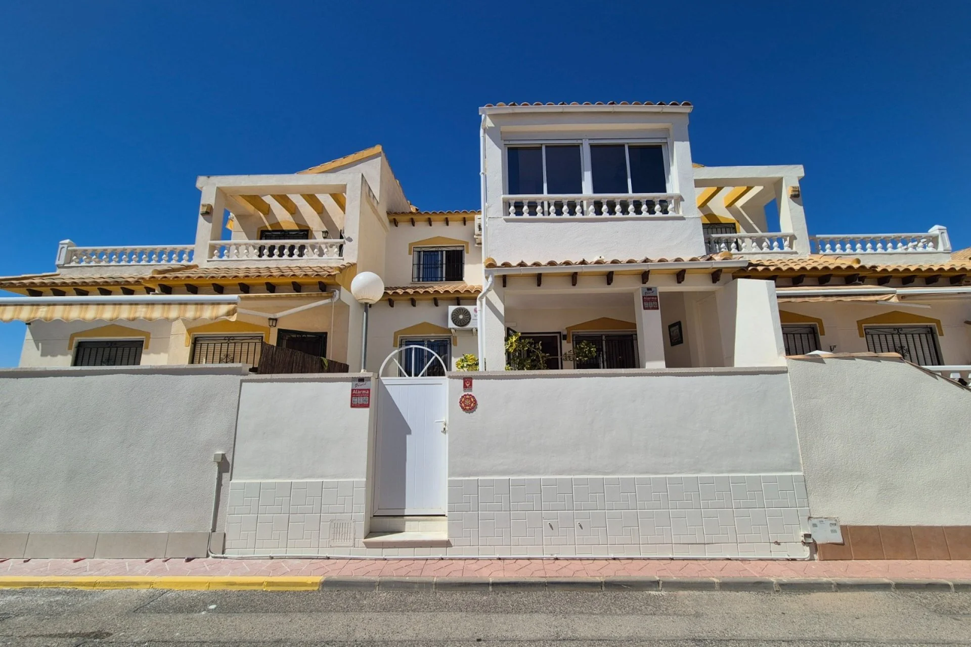 ¡ESPECTACULAR CASA DE 3 DORMITORIOS Y 2 BAÑOS EN LA FLORIDA!