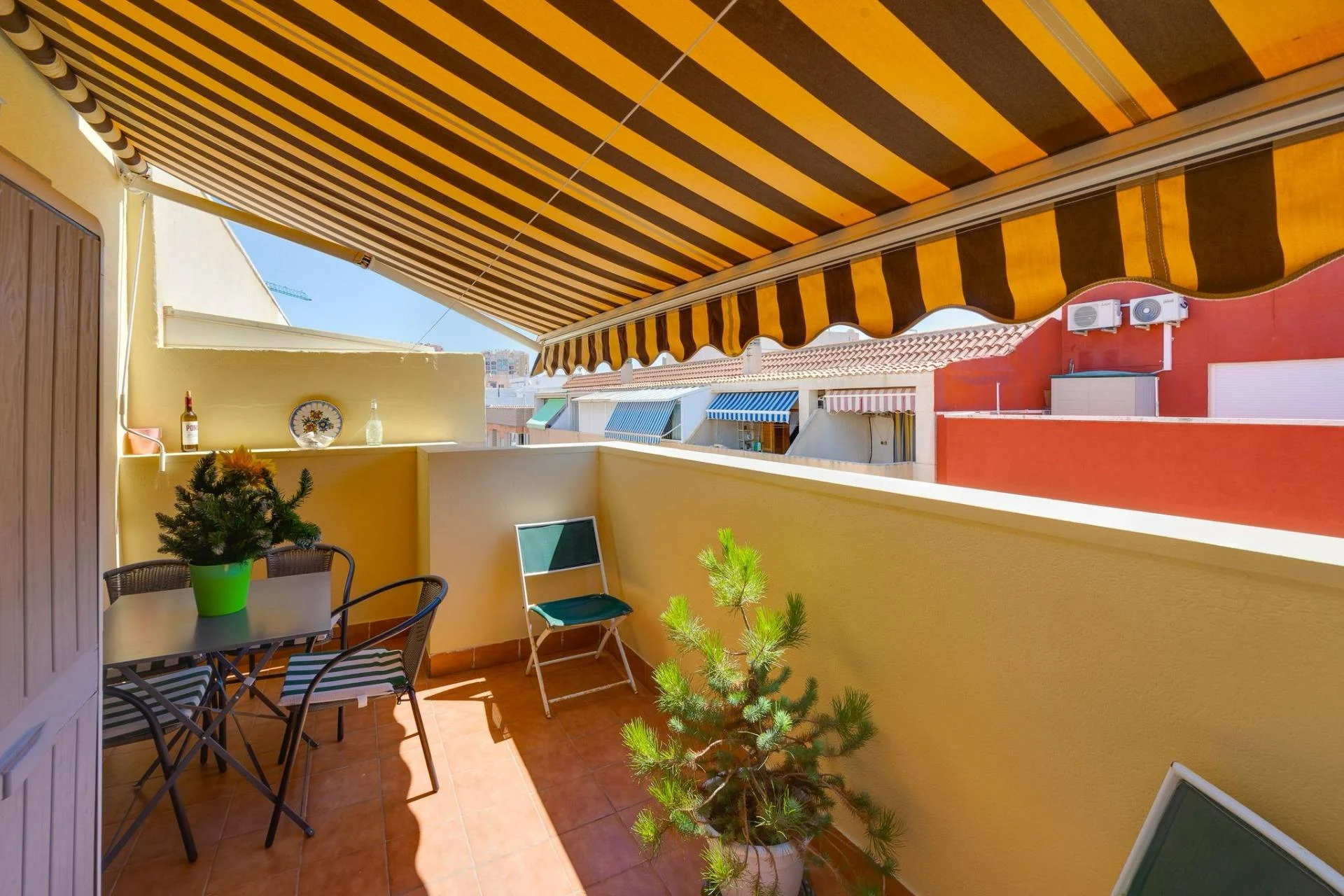 MAGNÍFICO ÁTICO DE 2 DORMITORIOS A SOLO 200 M DE PLAYA DE LOS LOCOS – 187.000 €
