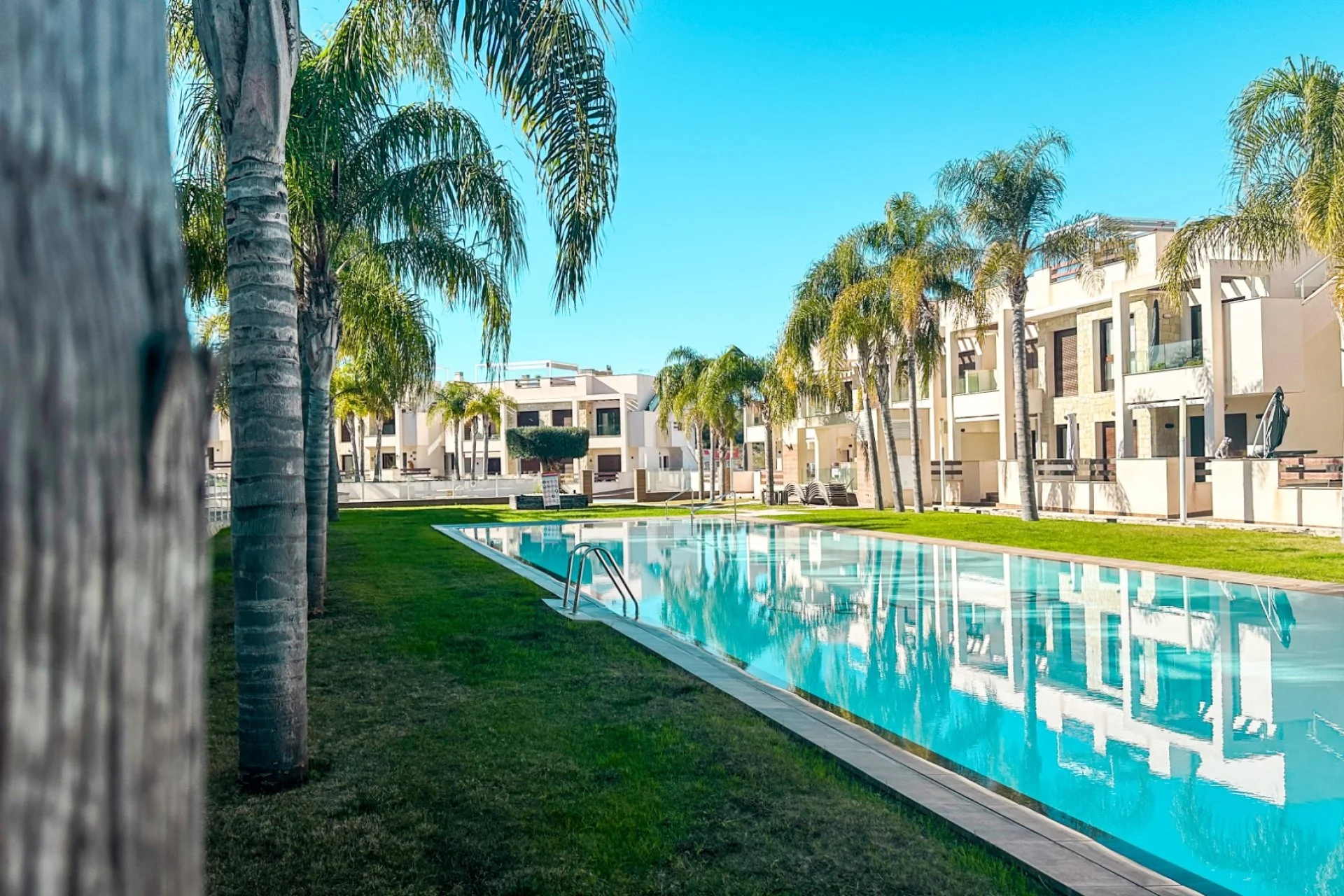 BUNGALOW MODERNO DE 3 DORMITORIOS CON SOLÁRIUM PRIVADO EN LOS BALCONES