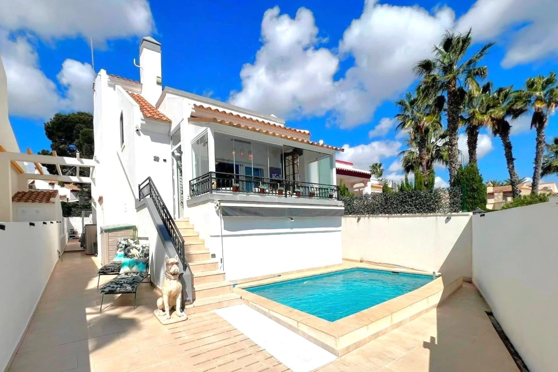 MAGNÍFICA VILLA INDEPENDIENTE CON PISCINA PRIVADA A SOLO 300 M DEL CLUB DE GOLF DE VILLAMARTÍN