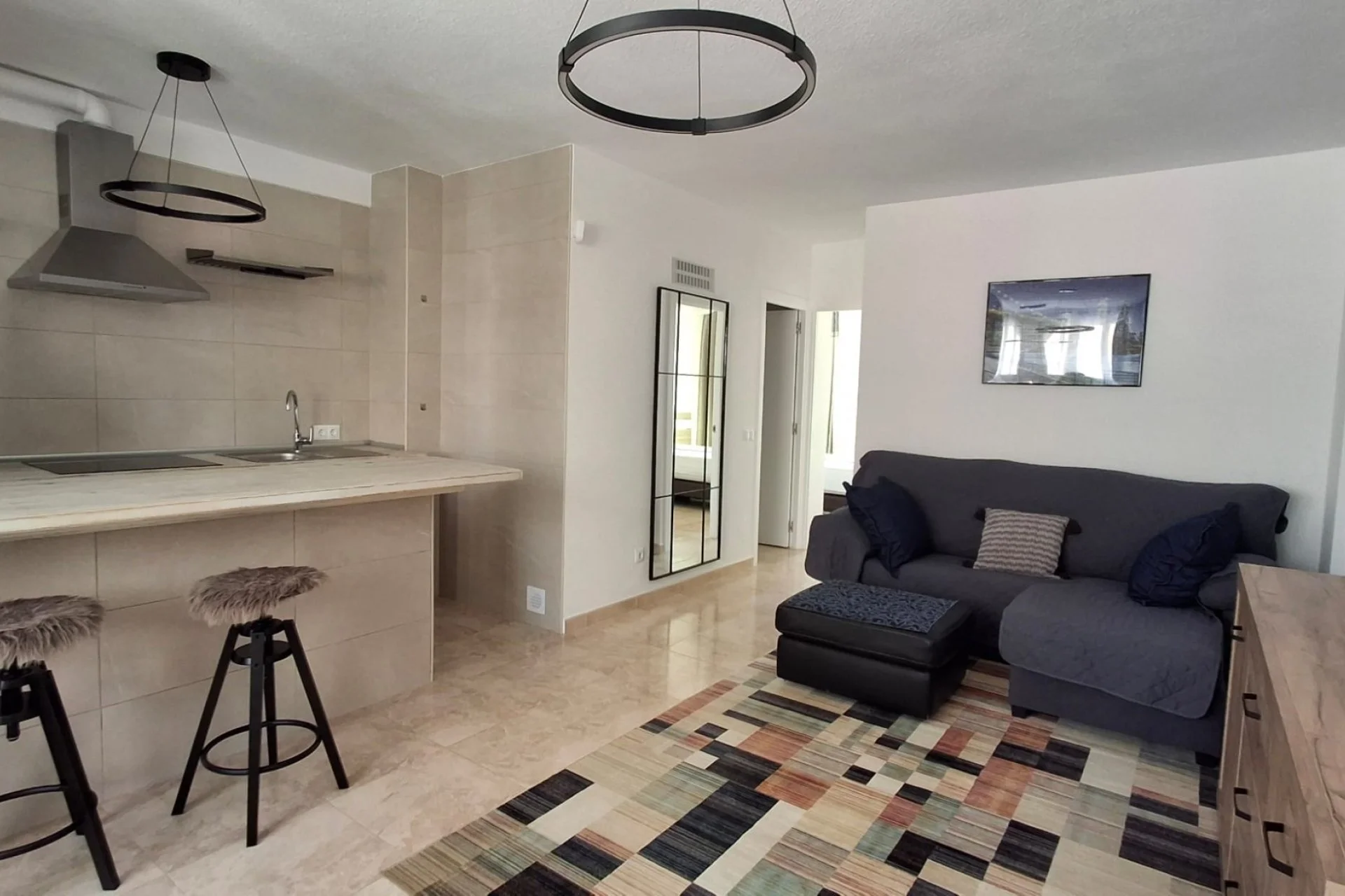 APARTAMENTO REFORMADO DE 2 DORMITORIOS A SOLO 50 METROS DE LA PLAYA, CON VISTAS LATERALES AL MAR