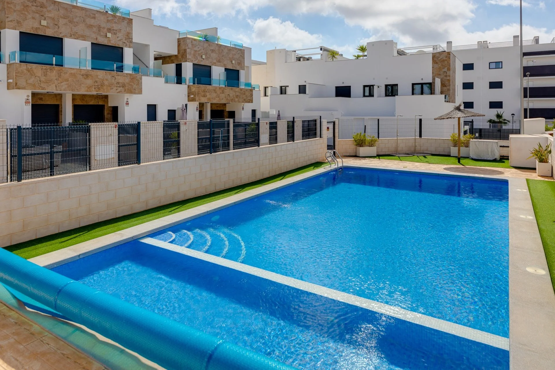 CHALET ADOSADO MODERNO DE 3 DORMITORIOS EN LAS FILIPINAS, VILLAMARTÍN
