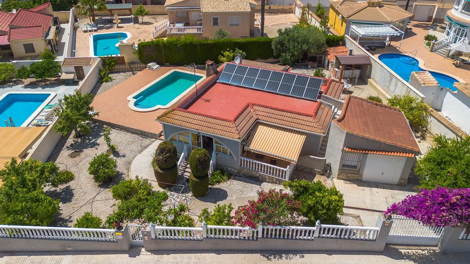 EXCEPCIONAL VILLA INDEPENDIENTE EN CIUDAD QUESADA CON PARCELA DE 900 m²