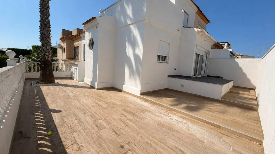 CHALET ADOSADO REFORMADO EN LOS ALTOS – 3 DORMITORIOS, JARDÍN Y PISCINA COMUNITARIA