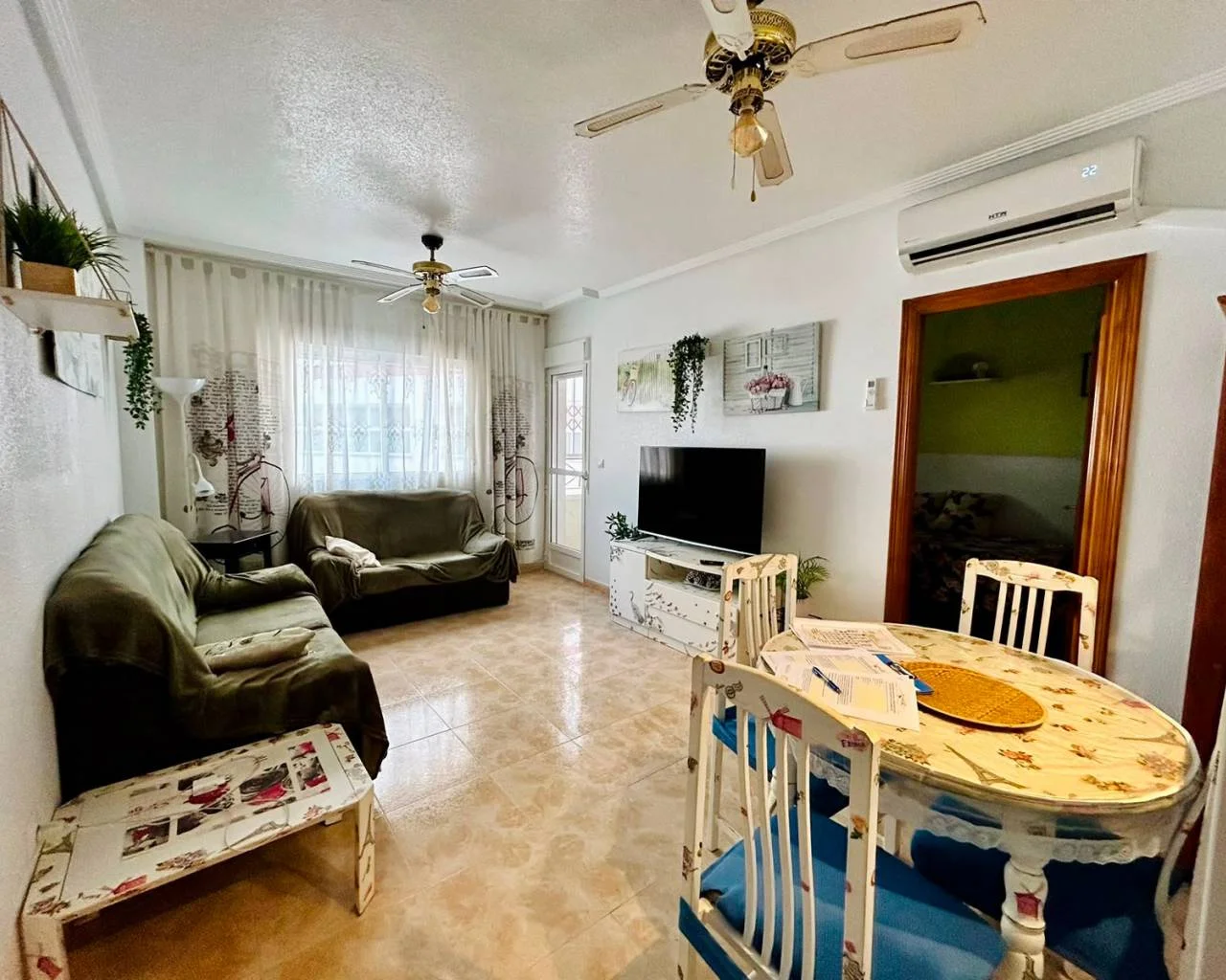 ACOGEDOR APARTAMENTO EN EL CENTRO DE TORREVIEJA, CERCA DEL PARQUE DE LAS NACIONES