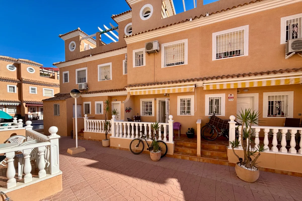 CHALET ADOSADO EN LA MATA – 2 DORMITORIOS, AMPLIOS ESPACIOS EXTERIORES Y VISTAS PANORÁMICAS
