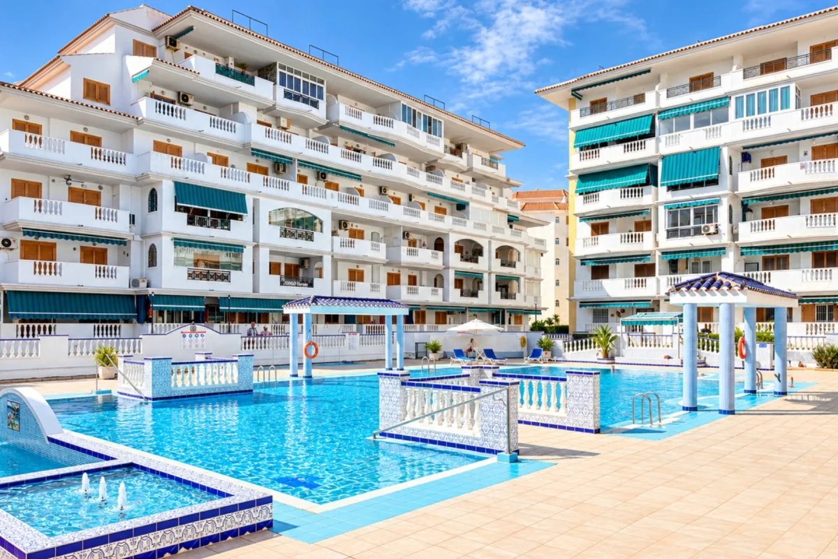 APARTAMENTO EN PLANTA BAJA CON VISTAS A LA PISCINA, A SOLO 300 METROS DE LA PLAYA DE LA MATA – URBANIZACIÓN VIÑAMAR