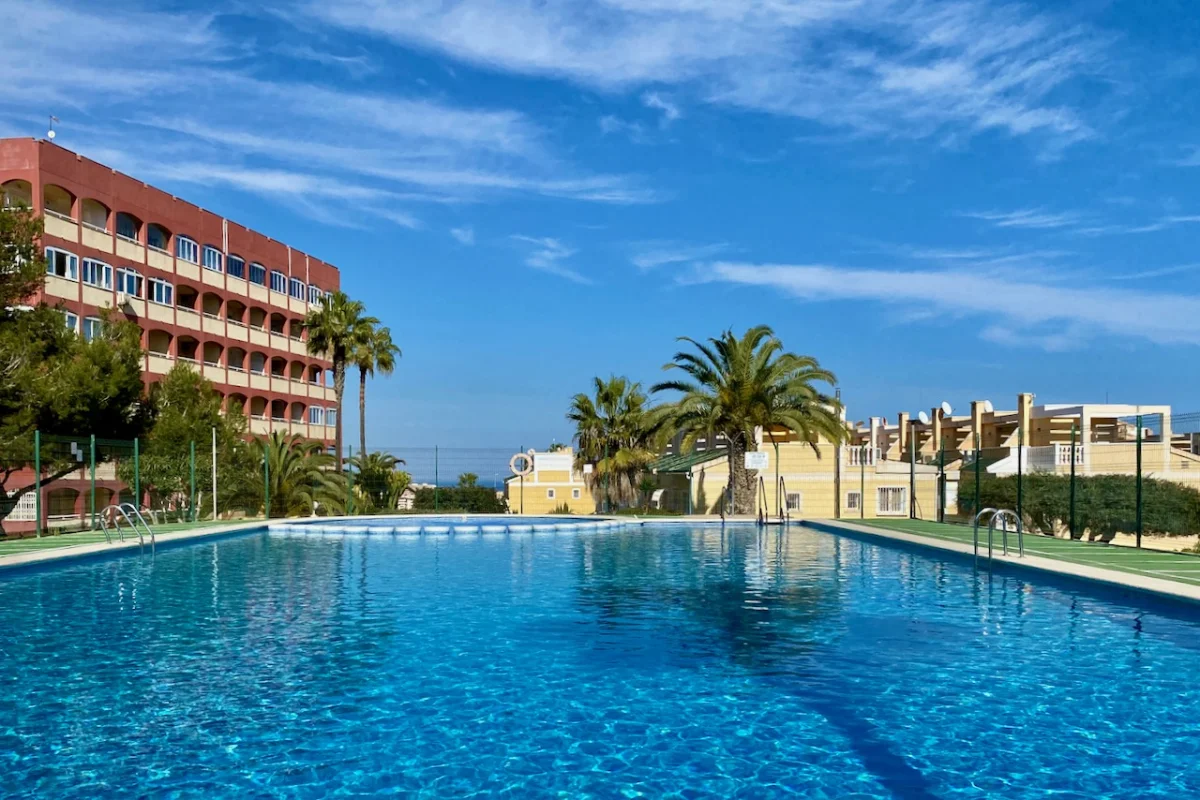 APARTAMENTO EN LA 5.ª Y ÚLTIMA PLANTA CON PISCINA COMUNITARIA, CERCA DE LA PLAYA DE LA MATA