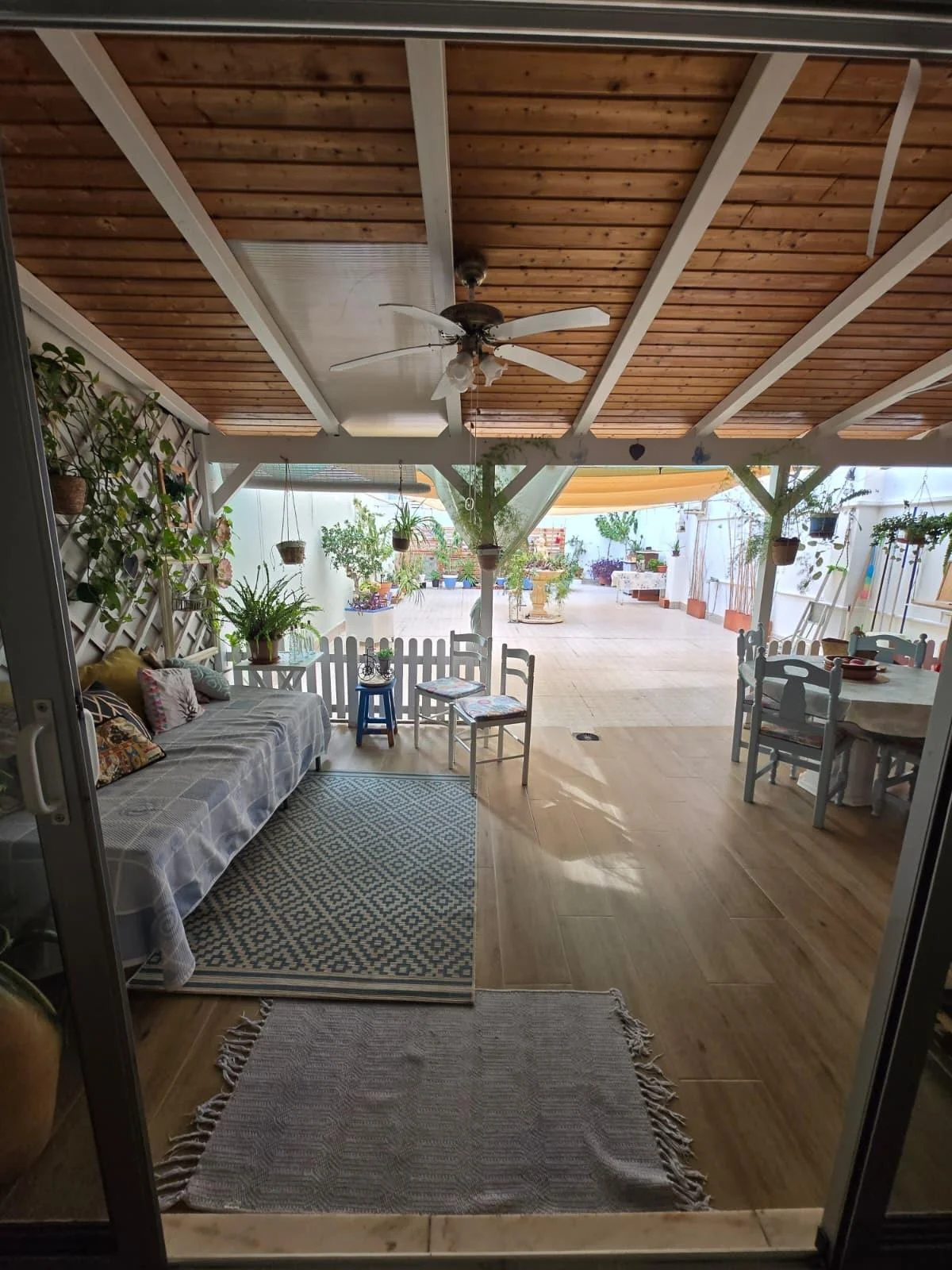 APARTAMENTO REFORMADO CON ENORME TERRAZA DE MÁS DE 120 M², A SOLO 100 METROS DE PLAYA DEL CURA – TORREVIEJA