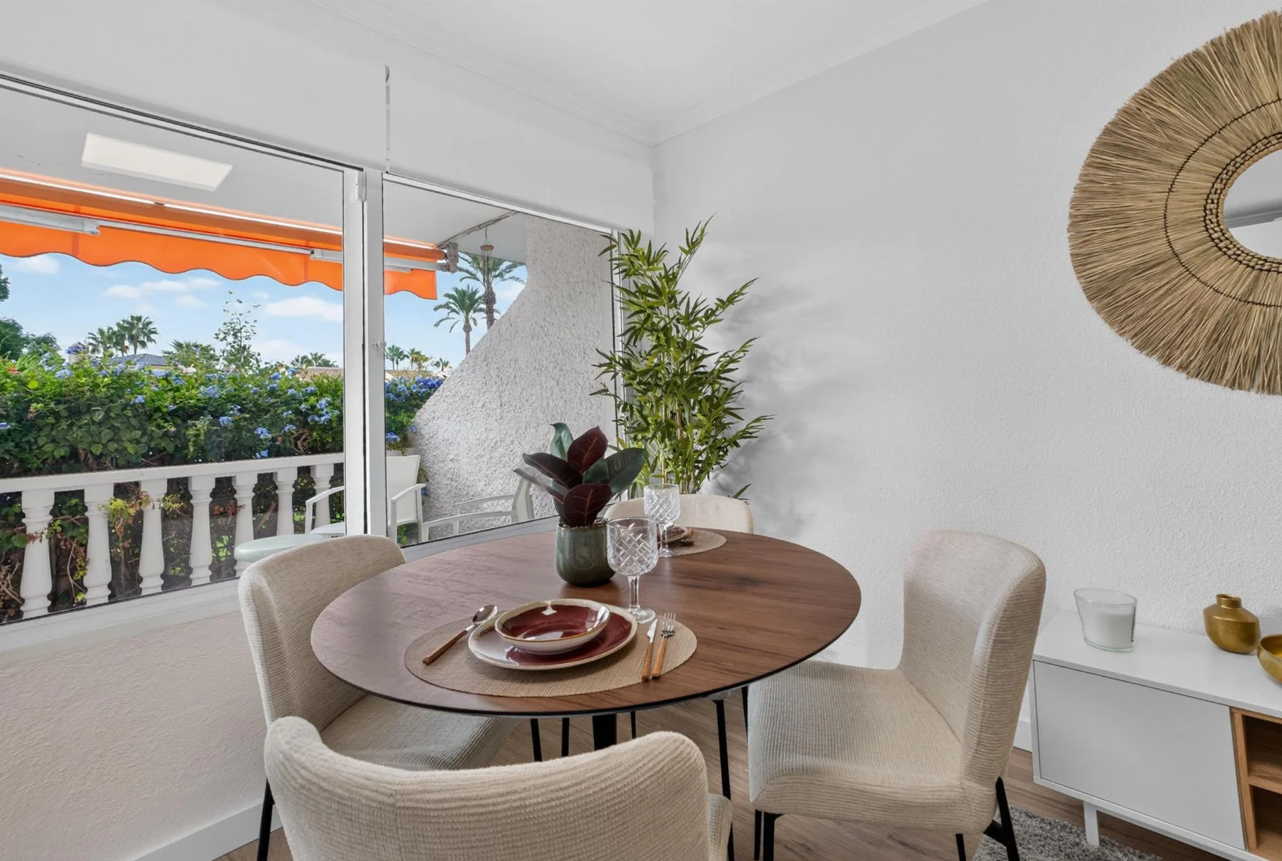 BUNGALOW REFORMADO EN VILLAMARTÍN CON AMPLIAS TERRAZAS – LISTO PARA ENTRAR A VIVIR