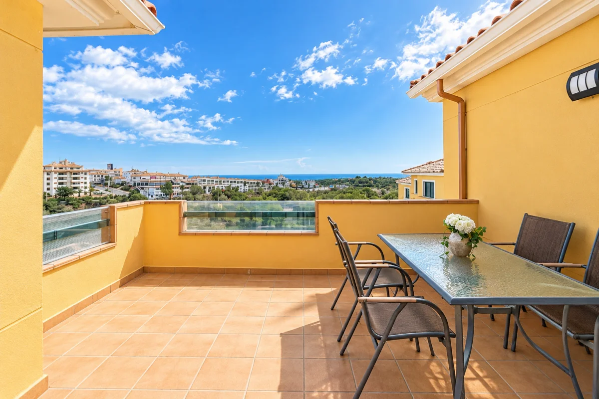 AMPLIO APARTAMENTO EN VENTA CON VISTAS PANORÁMICAS AL MAR Y AL CAMPO DE GOLF EN CAMPOAMOR